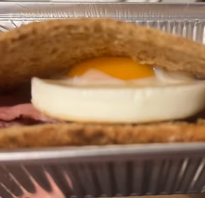 Bacon & egg pitta